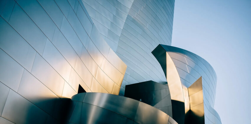 Bâtiment noir en verre